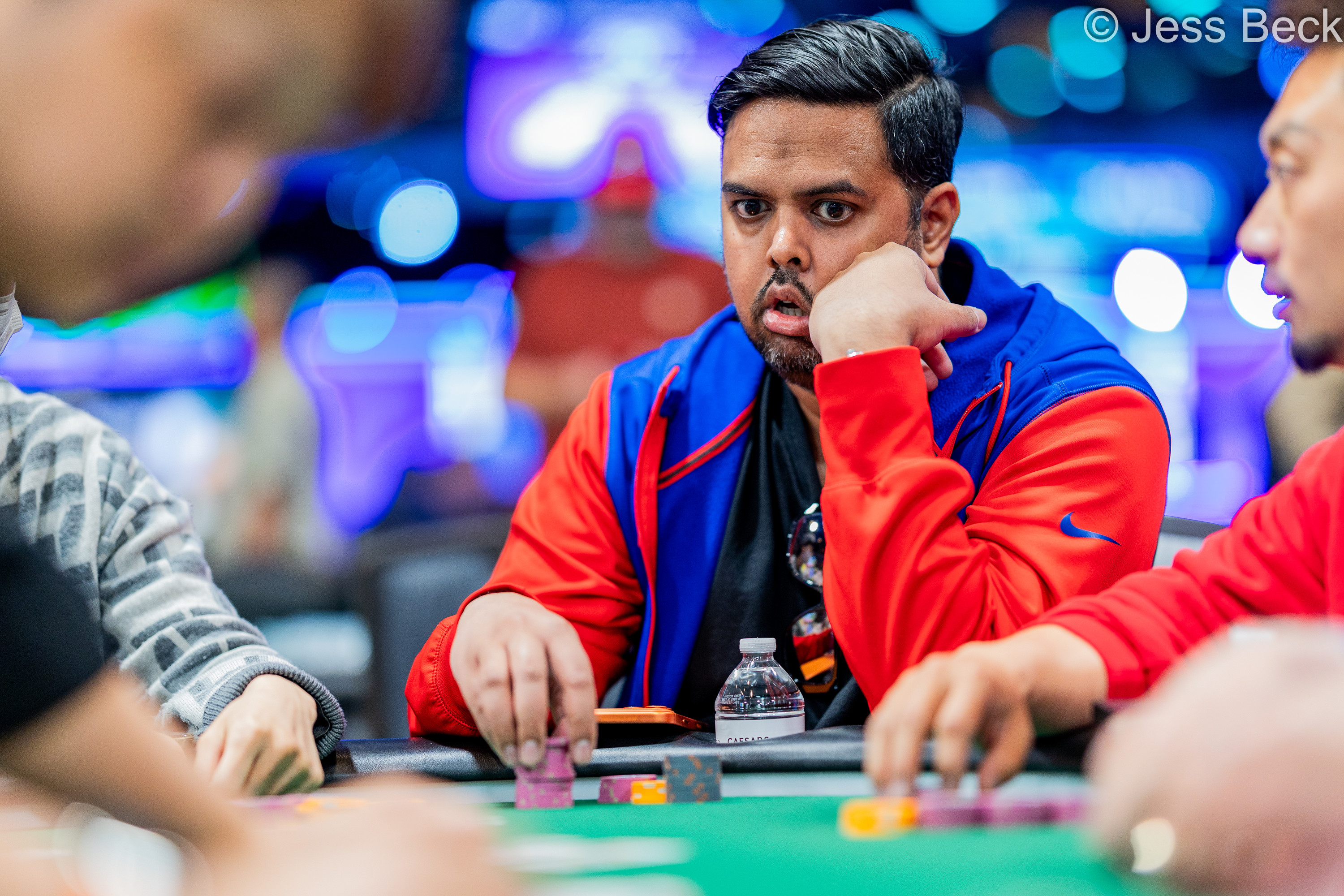 WSOP 主赛事泡沫期上演“清一色”VS“葫芦”的世纪对决 - 非凡娱乐官网