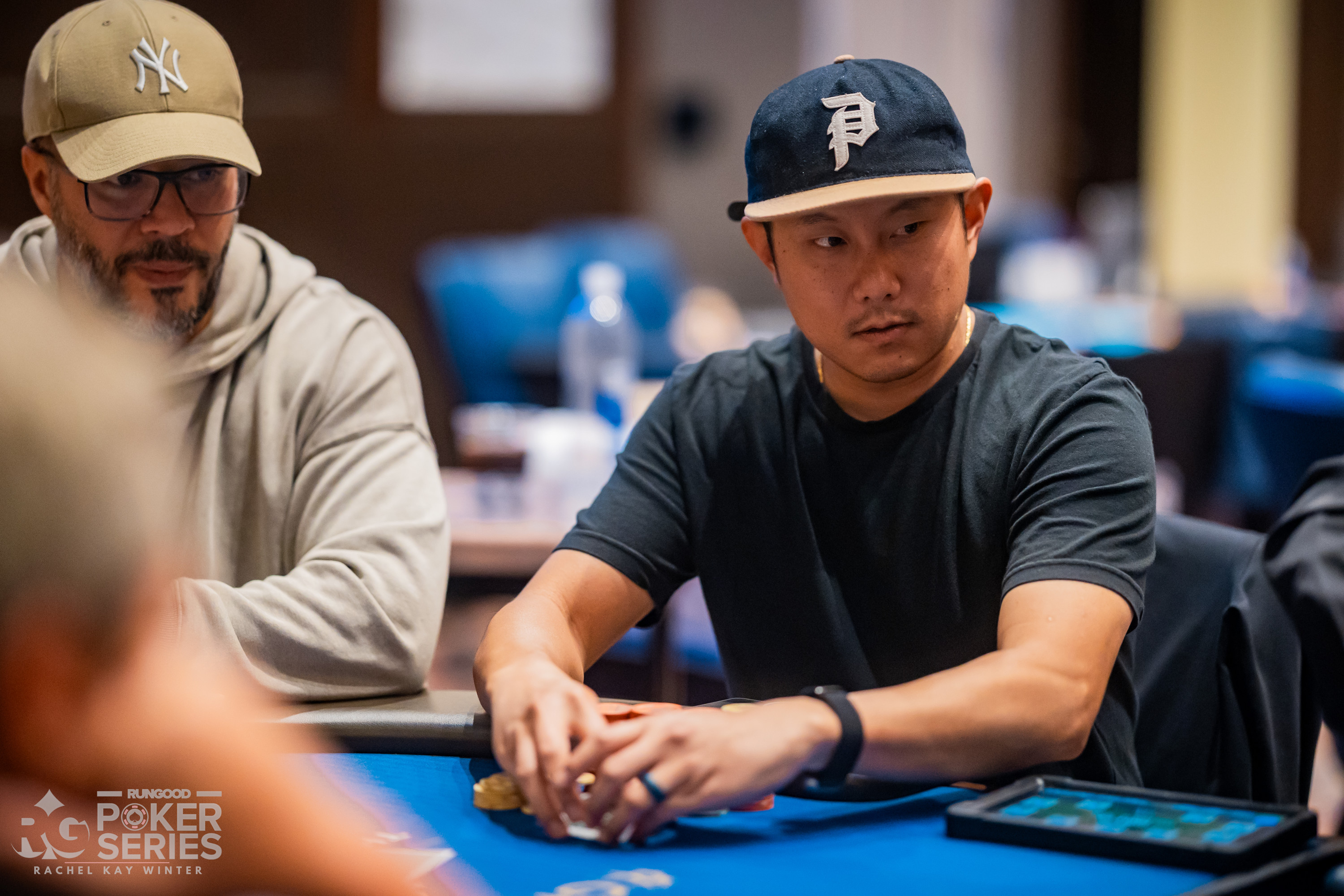 Xiong Thao 在 $400 PokerNews Cup 首日强势领跑，单日筹码占比近三成 - 非凡娱乐注册